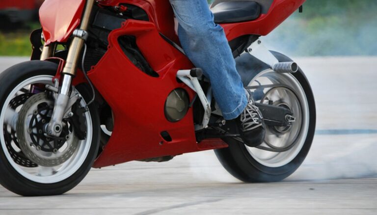 6 conseils pour bien choisir son assurance moto en ligne