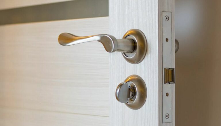 Comment choisir et installer une serrure de porte intérieure